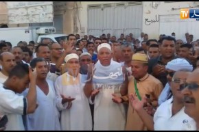 هكذا يستقبل الحجاج في الوادي.. قراءة الفاتحة والمديح والعلم الجزائري