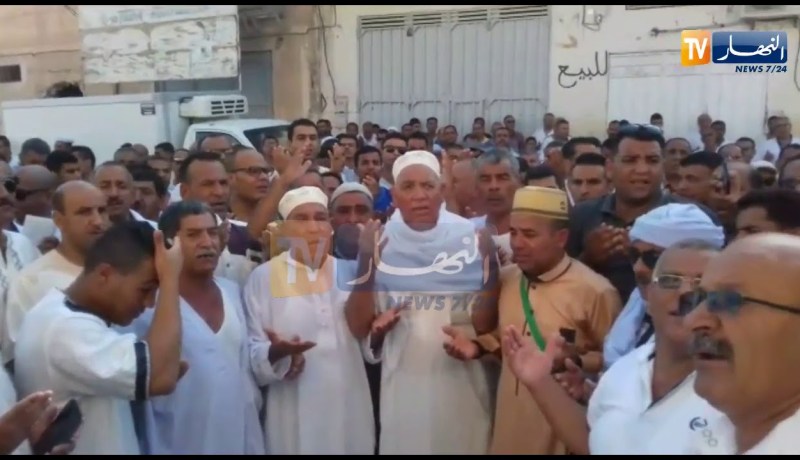هكذا يستقبل الحجاج في الوادي.. قراءة الفاتحة والمديح والعلم الجزائري