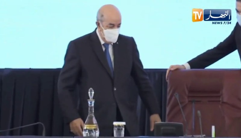 دخول رئيس الجمهورية “عبد المجيد تبون” لقاعة المؤتمرات بقصر الأمم