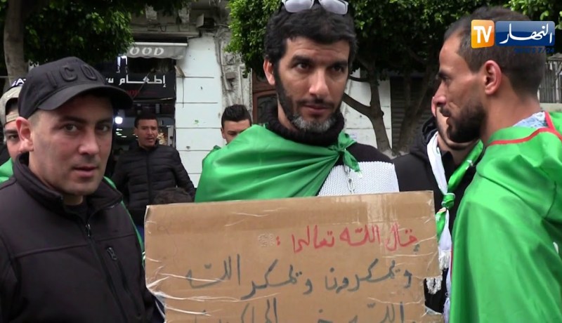 حراك شعبي: شعارات تخطف الأنظار .. إبداع بلمسة جزائرية