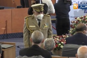 لحظة وصول الفريق “السعيد شنقريحة” إلى قاعة المؤتمرات بقصر الأمم