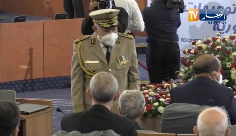 لحظة وصول الفريق “السعيد شنقريحة” إلى قاعة المؤتمرات بقصر الأمم