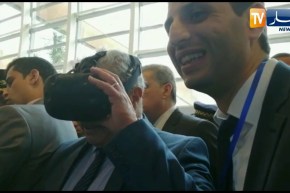 وزير التعليم العالي يجرب إحدى تقنيات هواوي المعروضة