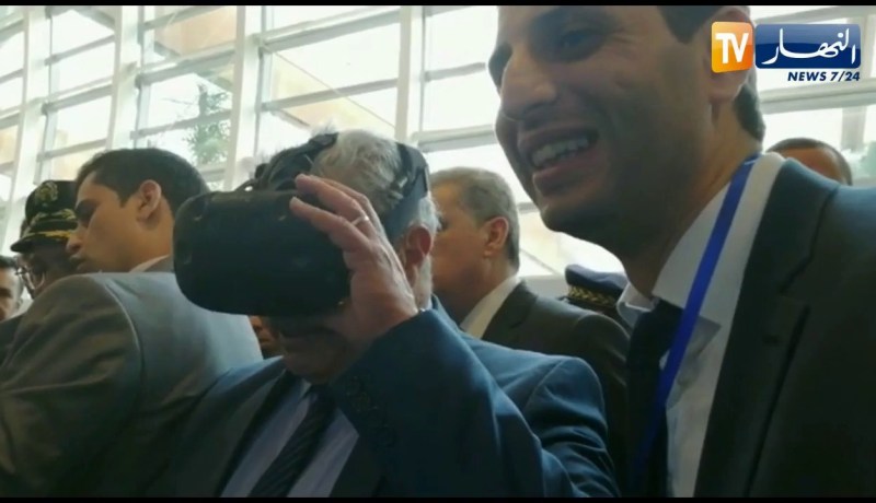 وزير التعليم العالي يجرب إحدى تقنيات هواوي المعروضة