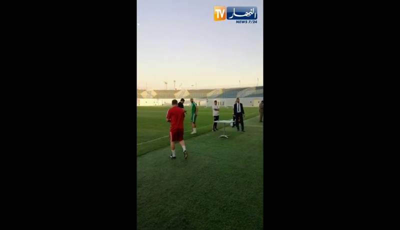 جمال بلماضي يدخل ملعب بيتروسبورت تحت تصفيقات وهتافات أنصار الخضر