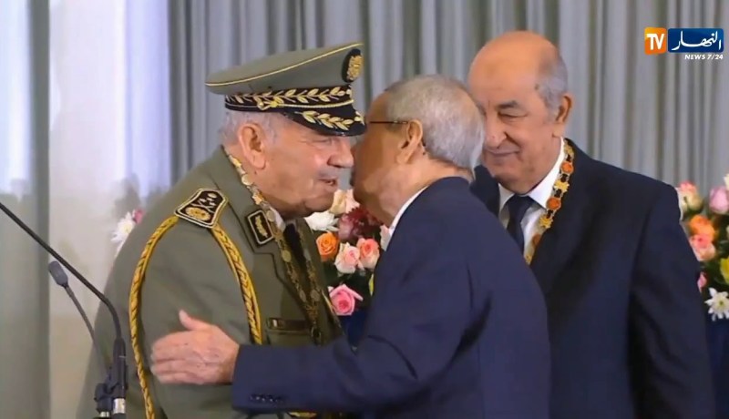 العربي شريف: “قايد صالح قدم للجزائر جيشا يقتدى به..ووفى بوعده للشعب بإيصال البلاد إلى بر الأمان”