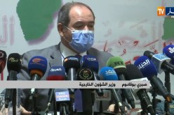 وزير الخارجية يسعُل ويمازح الصحفيين ماشي كوفيد