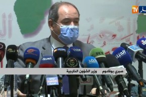 وزير الخارجية يسعُل ويمازح الصحفيين ماشي كوفيد