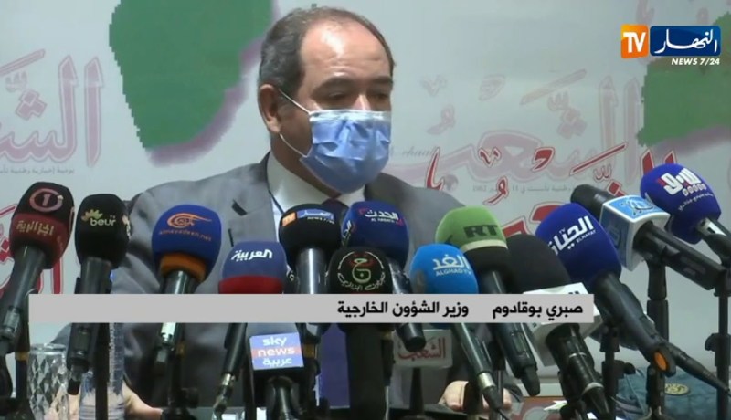 وزير الخارجية يسعُل ويمازح الصحفيين ماشي كوفيد