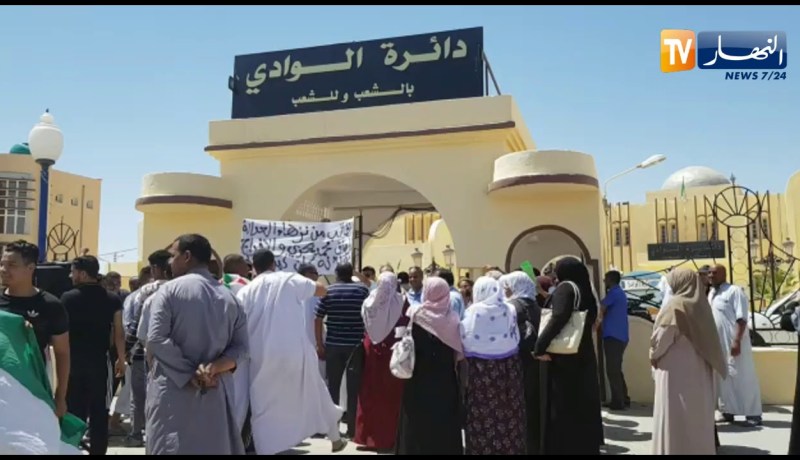 الوادي: موظفو الادارة المحلية يحتفلون بعد اطلاق سراح زميلهم محمد بحري بعد اتهامه بتزوير المحاضر