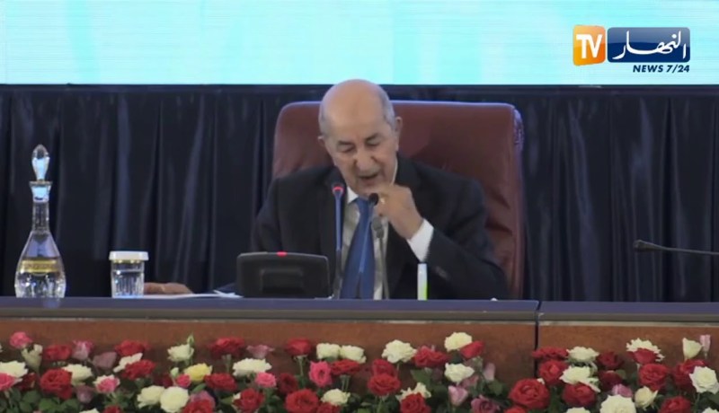 رئيس الجمهورية خلال لقائه مع أعضاء الحكومة والولاة لارجوع عن أهداف الجزائر الجديدة