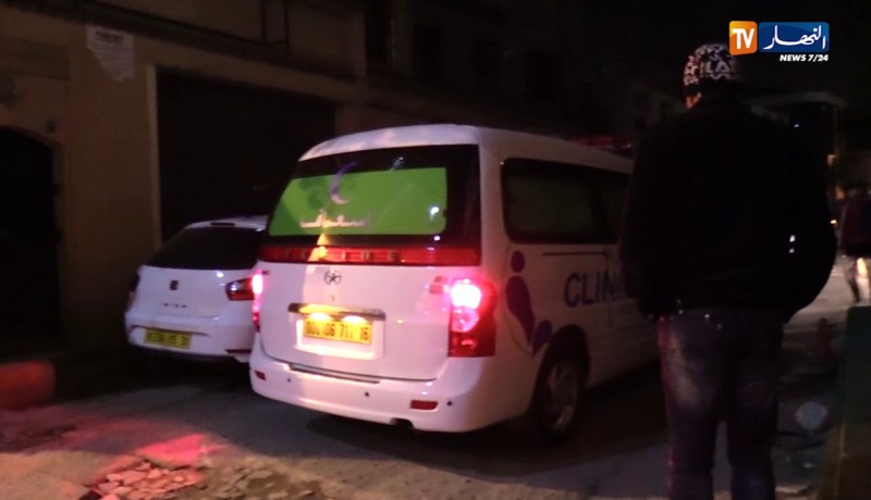 لحظة إخراج جثمان المرحوم هواري منار من عيادة سيدي يحيى 2