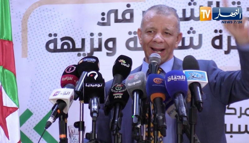 شنين شاب كان حاضرا في كل الجمعات ليس كمن خرج من المسجد وصور خلفه جموع من الناس على أنه في الحراك