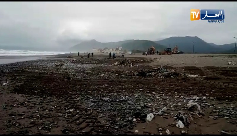 بجاية: حملة تنظيف شواطيء بلدية “سوق الإثنين” بمشاركة الجمعيات والبلدية