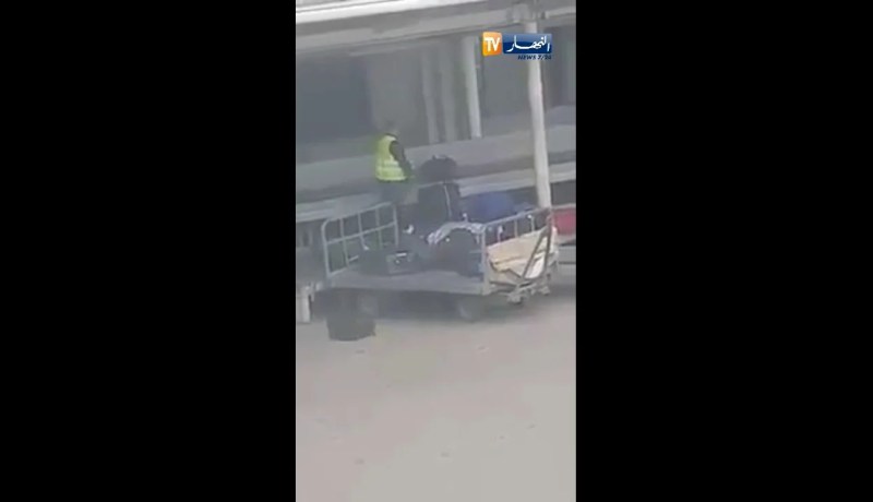 هكذا يتعامل الأعوان مع أمتعة المسافرين بمطار هواري بومدين