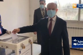 وزير العدل “بلقاسم زغماتي” يدلي بصوته في الإستفتاء حول مشروع تعديل الدستور