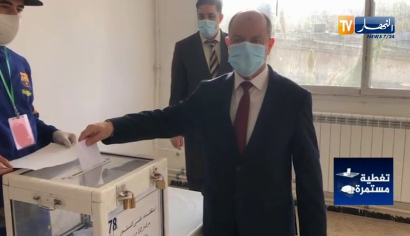 وزير العدل “بلقاسم زغماتي” يدلي بصوته في الإستفتاء حول مشروع تعديل الدستور