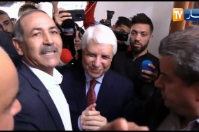 شاهد.. لحظة وصول وزير العدل السابق “الطيب لوح” إلى مقر الأفلان