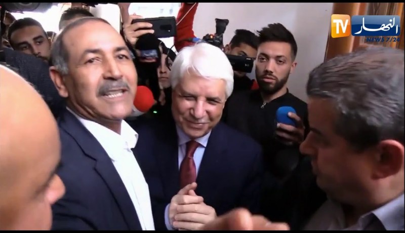 شاهد.. لحظة وصول وزير العدل السابق “الطيب لوح” إلى مقر الأفلان