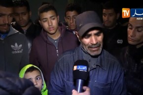 توافد المواطنين وعائلة المرحوم “الشاب عز الدين” إلى بيت العزاء