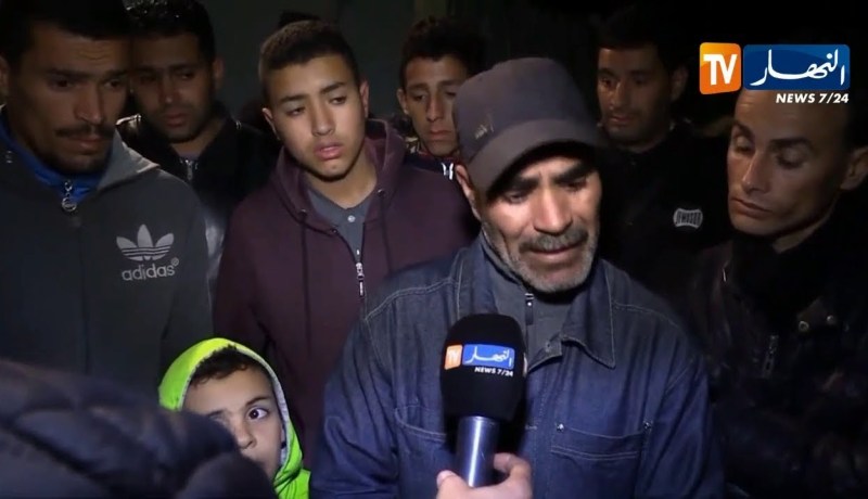 توافد المواطنين وعائلة المرحوم “الشاب عز الدين” إلى بيت العزاء