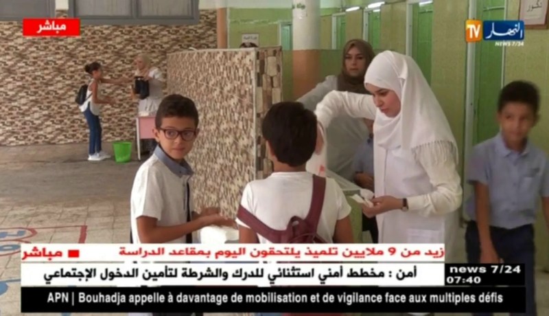 إجبار التلاميذ على غسل أيديهم بـ “الصابون السائل” قبل دخولهم إلى الأقسام