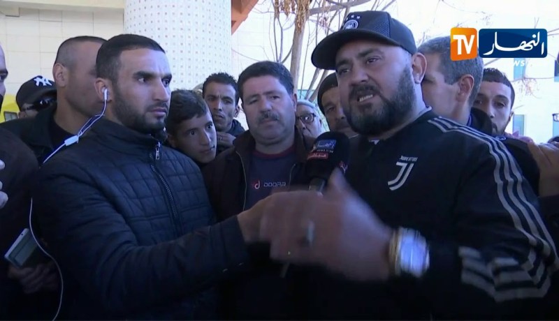 توافد أقارب وجيران المرحوم الشاب “عز الدين الشلفي” إلى مستشفى الأخوات باج بالشلف