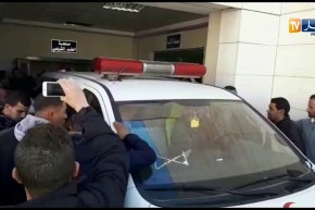 شاهد..لحظة نقل جثمان الراحل “عز الدين الشلفي” إلى البيت العائلي