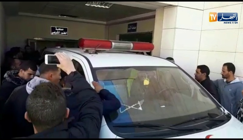 شاهد..لحظة نقل جثمان الراحل “عز الدين الشلفي” إلى البيت العائلي