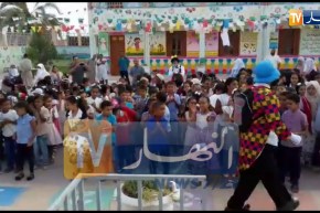 مدرسة “بني لعربي2 ” تستقبل تلاميذها بالمهرجين