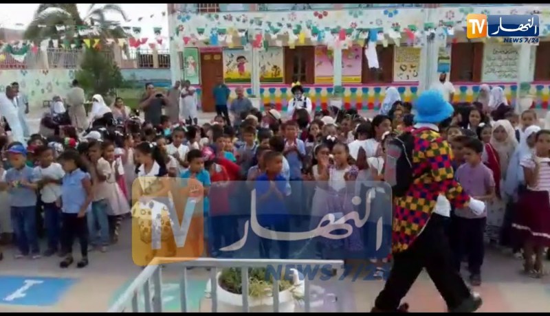 مدرسة “بني لعربي2 ” تستقبل تلاميذها بالمهرجين