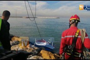 رفع جزء من القارب الذي كان يحمل البحارة بشاطئ الصابلات