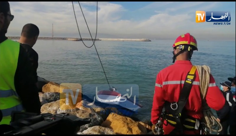 رفع جزء من القارب الذي كان يحمل البحارة بشاطئ الصابلات