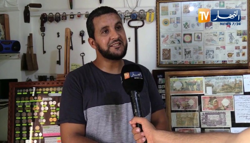 إدريس .. يحول غرفة منزله لمتحف يحفظ تاريخ العملة الجزائرية