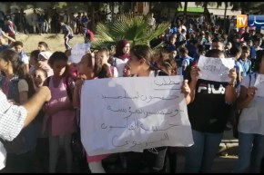تلاميذ رفقة أوليائهم يحتجون على إنعدام الأمن داخل وخارج المؤسسة في متوسطتهم بالخرايسية