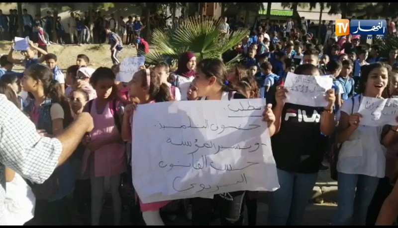تلاميذ رفقة أوليائهم يحتجون على إنعدام الأمن داخل وخارج المؤسسة في متوسطتهم بالخرايسية