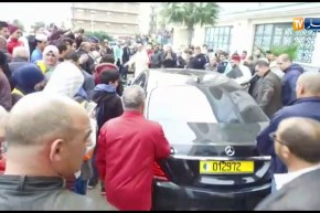 مصلون يحاصرون الدكتور “عمر عبد الكافي” لأخذ صور سيلفي أثناء خروجه من المسجد