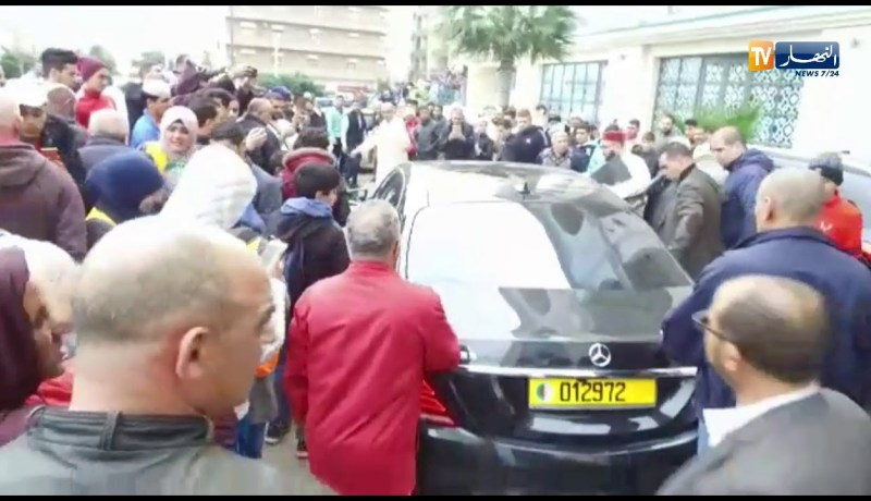 مصلون يحاصرون الدكتور “عمر عبد الكافي” لأخذ صور سيلفي أثناء خروجه من المسجد