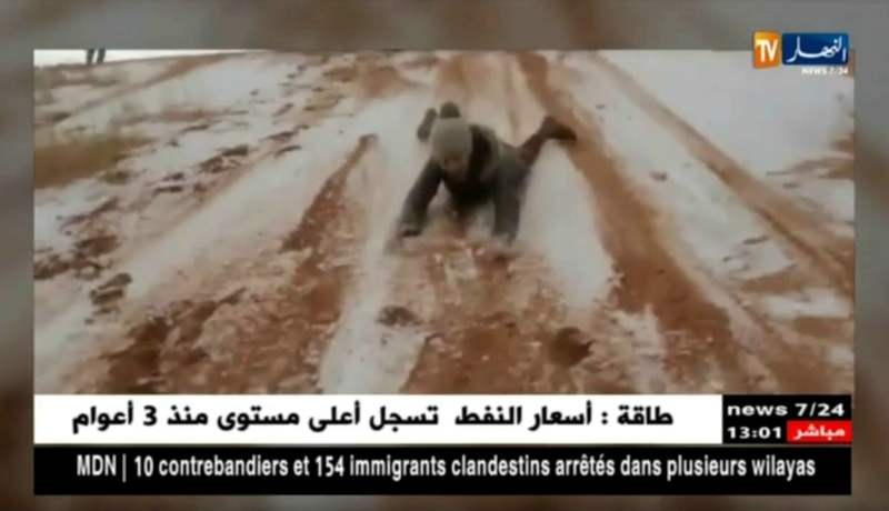 فيديو رائع لأطفال يتزحلقون في الثلج بصحراء النعامة  !!