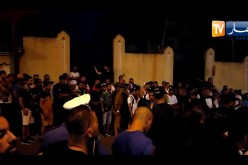 أنصار الخضر ينتظرون إستلام جوازات سفرهم من أمام وكالة تورينغ