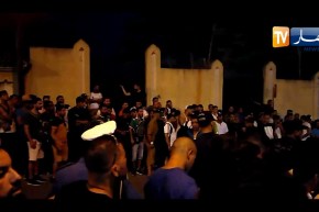 أنصار الخضر ينتظرون إستلام جوازات سفرهم من أمام وكالة تورينغ