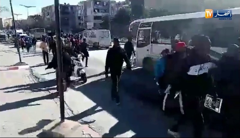 عنابة/ عشرات الطلبة الأفارقة في مسيرة للمطالبة بمعاقبة المجرمين المتسببين في مقتل زميلهم