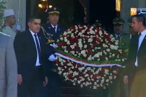 لحظة إخراج جثمان الراحل الفريق “أحمد قايد صالح” من قصر الشعب تحت تكبيرات الجمهور