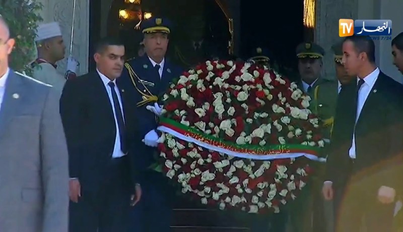 لحظة إخراج جثمان الراحل الفريق “أحمد قايد صالح” من قصر الشعب تحت تكبيرات الجمهور