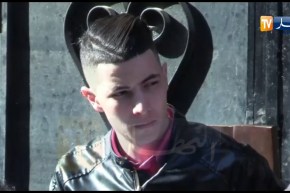 شاهد..توافد المعزّين إلى منزل الراحل “هواري منار”  في أجواء من الصدمة والحزن !!!