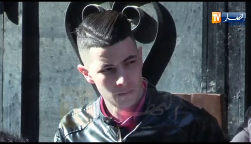 شاهد..توافد المعزّين إلى منزل الراحل “هواري منار”  في أجواء من الصدمة والحزن !!!