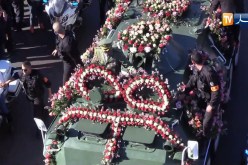 لحظة مرور موكب جنازة الراحل الفريق “قايد صالح” أمام المسجد الأعظم