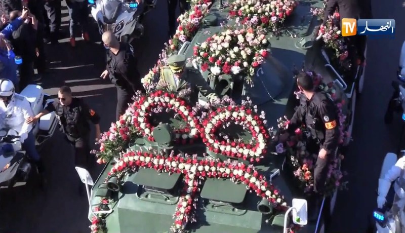 لحظة مرور موكب جنازة الراحل الفريق “قايد صالح” أمام المسجد الأعظم
