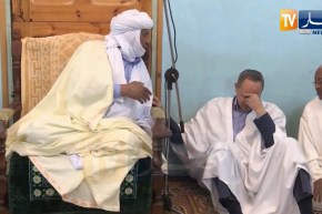 شاهد..”ميهوبي” يبكي في زاوية سيدي الحبيب بأدرار بعد سماعه لكلام شيخ الزاوية