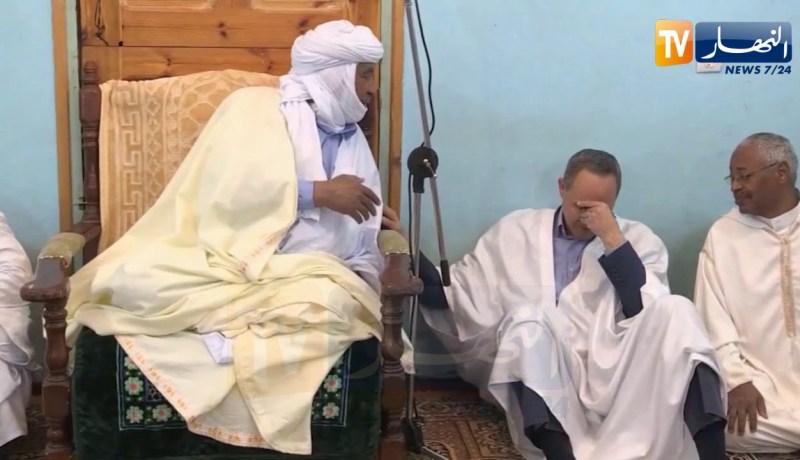 شاهد..”ميهوبي” يبكي في زاوية سيدي الحبيب بأدرار بعد سماعه لكلام شيخ الزاوية